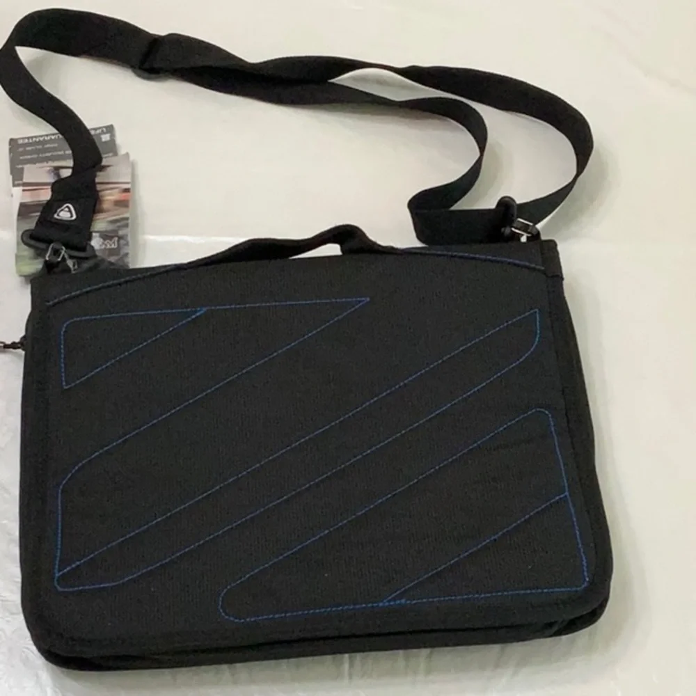 Jansport FIRST CLASS 13” messenger - Blk/Blue Streak